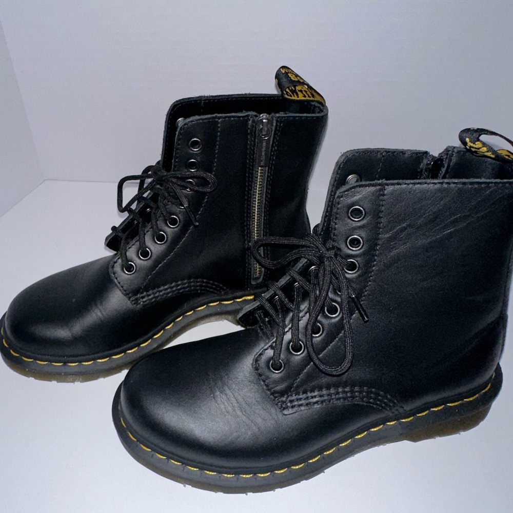 Dr. Martens Classic Black 8-eye Combat Boots Women's 8 Ankle Zip Leather 23863